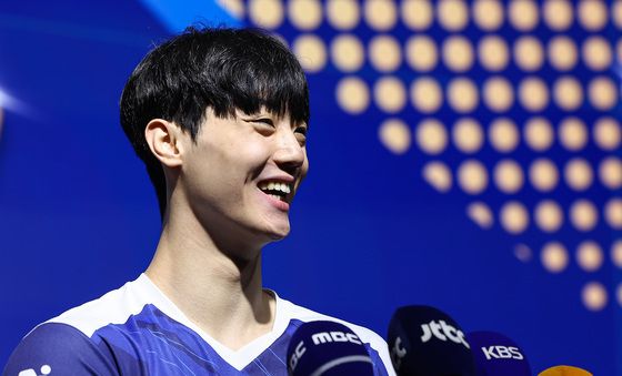 미소짓는 이우진