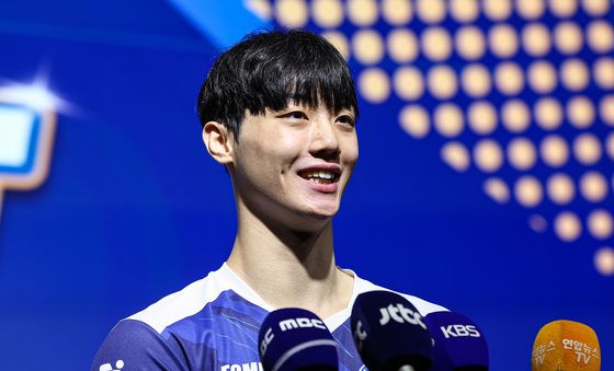 미소짓는 이우진