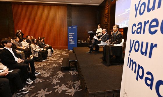 IDB 채용설명회 인사말하는 구윤철 부총리