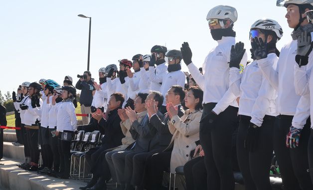 선서하는 자전거 신(新)조선통신사 대원들