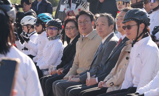 자전거 신조선통신사 대원들 바라보는 김민석 총리