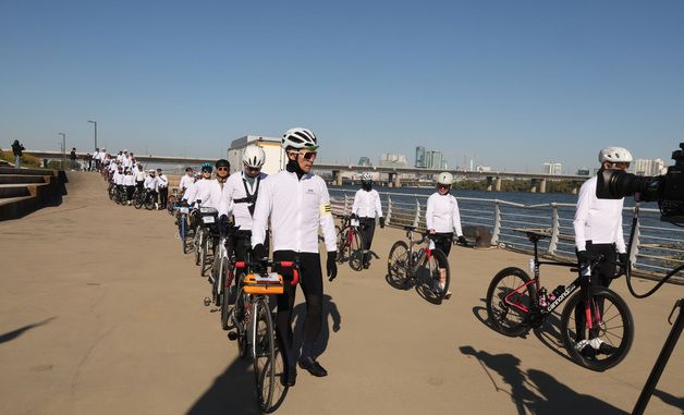 입장하는 자전거 신조선통신사 대원들