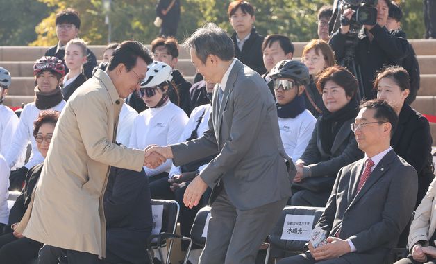 악수하는 김민석 총리와 미즈시마 고이치 주한일본대사