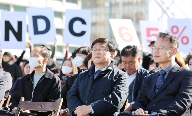 환경단체 피켓 시위 속 개막식 참석한 김성환 장관