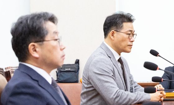 [국감] 나란히 앉은 백해룡 경정과 노만석 검찰총장 직무대행
