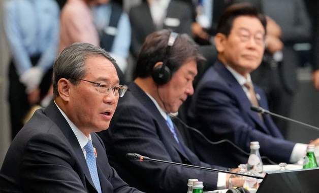 [포토] 한 자리에 모인 李대통령과 中총리·日외무상