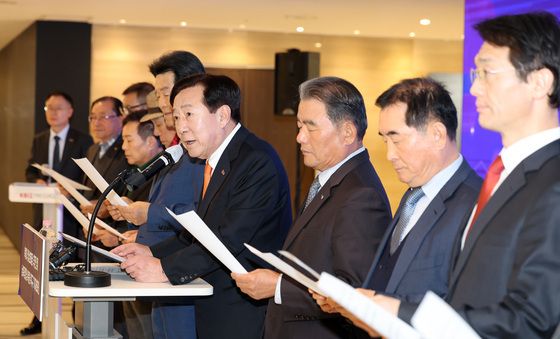 취재진 질문에 답변하는 김기문 중소기업중앙회장