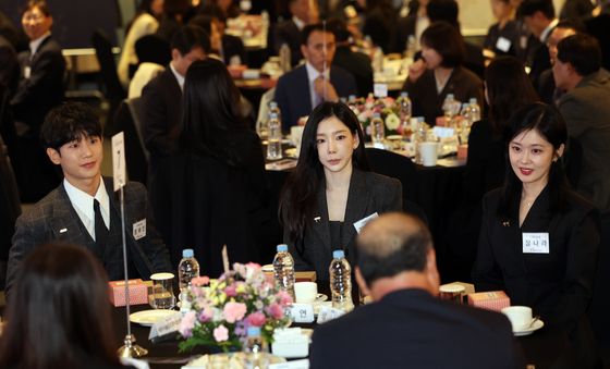 대통령·국무총리 표창 수상하는 연예인들