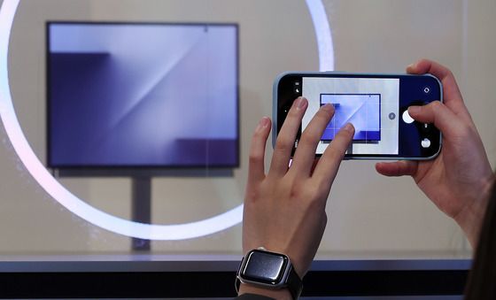 아이폰 유저 시선까지 빼앗은 삼성 '트라이폴드폰'