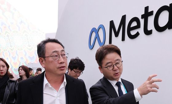 APEC K테크 쇼케이스 둘러보는 유영상 SKT대표