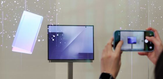 APEC 현장서 첫선…삼성 '트라이폴드폰' 베일 벗다