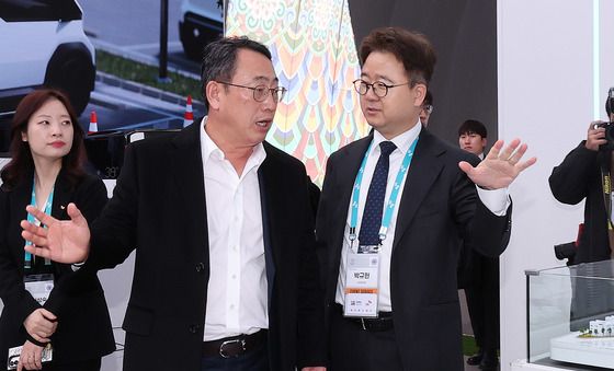 APEC 'K테크 쇼케이스' 현장 둘러보는 유영상 SKT 대표