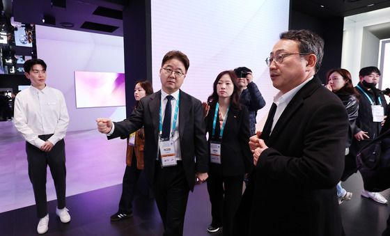 삼성전자 부스 둘러보는 유영상 SKT 대표