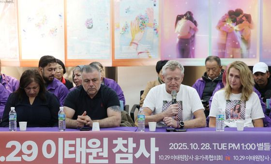 고개 떨구는 이태원 참사 외국인 유가족