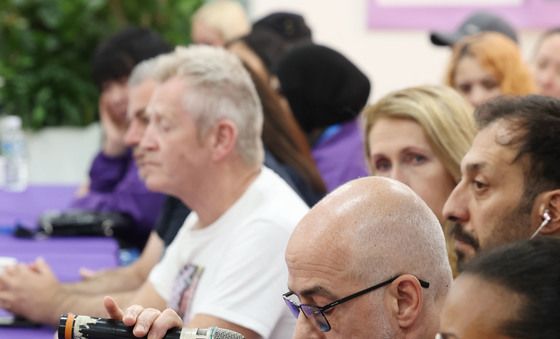 고개 떨군 이태원 참사 외국인 유가족