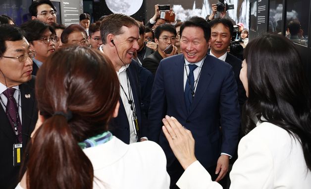 'K-테크 쇼케이스' 찾은 최태원 회장