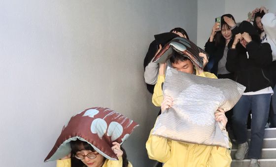 방석으로 머리 보호 후 안전한 곳으로 대피