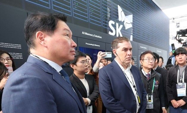 K-테크 쇼케이스 SK 부스 찾은 최태원 회장