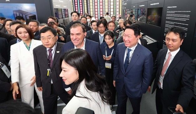 K-테크 쇼케이스 SK 부스 찾은 최태원 회장