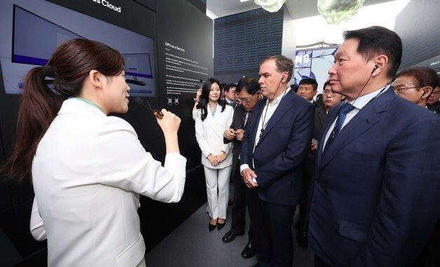 K-테크 쇼케이스 SK 부스 찾은 최태원 회장