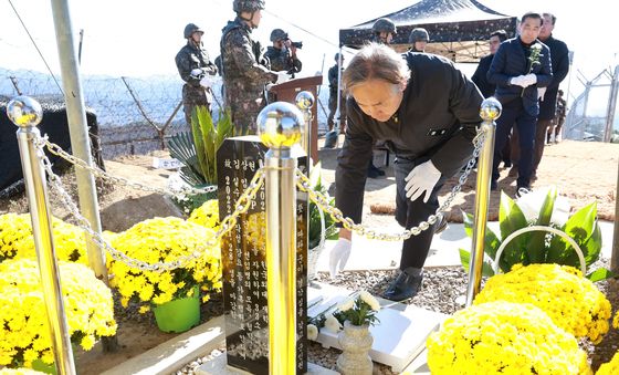 헌화하는 군 사망사고 분과위원장