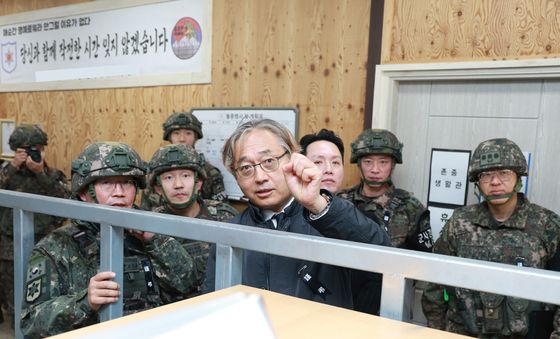 소초 상황실 구성 살펴보는 군 사망사고 분과위원장