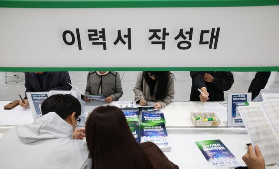 이력서 작성하는 구직자들