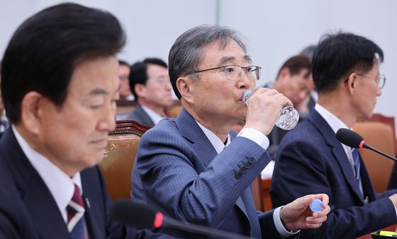 [국감]목 축이는 조현 장관