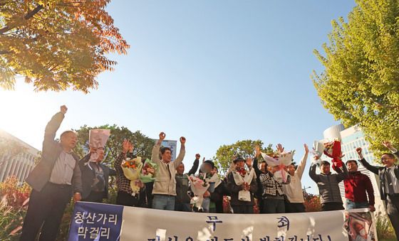 만세 외치는 청산가리 살인사건 부녀