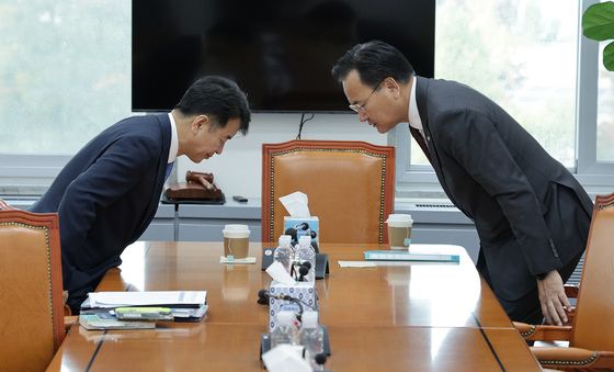 협상 테이블 앉는 여야 원내수석