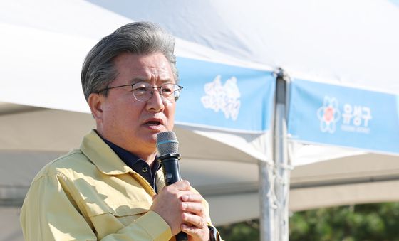 훈련 강평하는 정용래 유성구청장