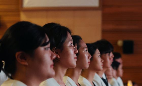 자신을 태워 앞을 밝히는 촛불처럼