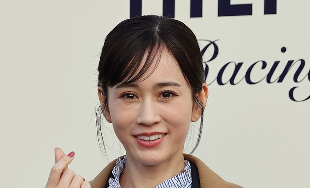 포즈 취하는 마에다 아츠코