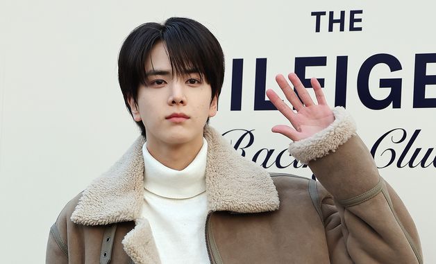 더보이즈 영훈, 시크한 손인사