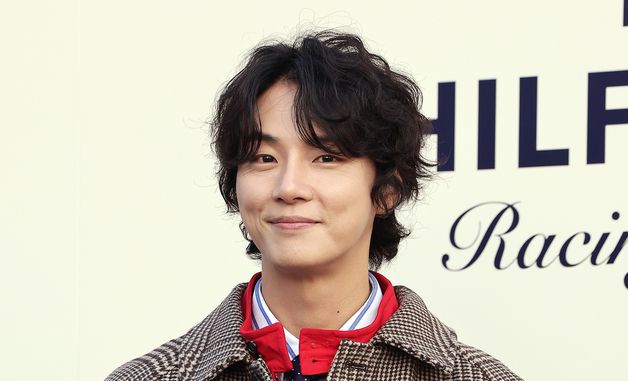 윤시윤, 귀엽게 하트