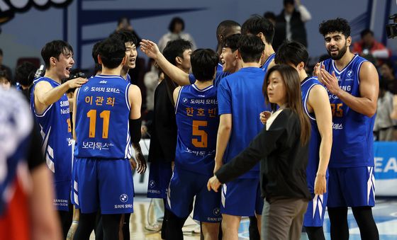 기뻐하는 삼성 선수들