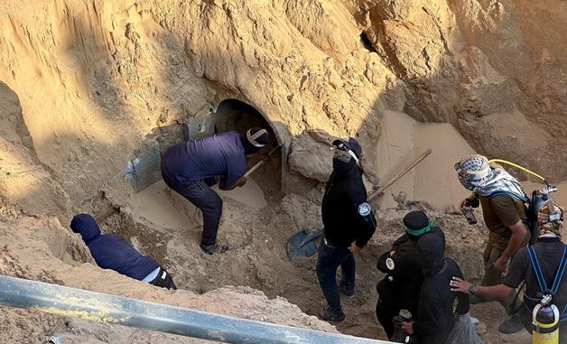 [포토] 이스라엘 인질 시신 수색하는 하마스