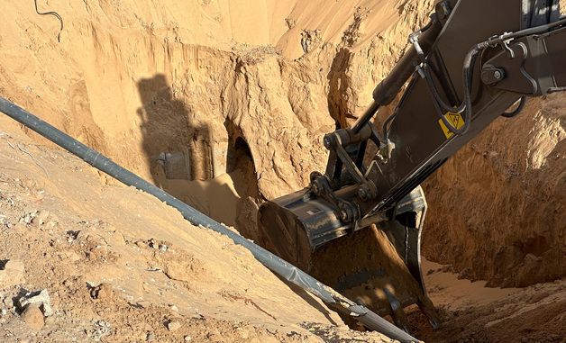 [포토] 이스라엘 시신 수색 위해 중장비 동원한 하마스