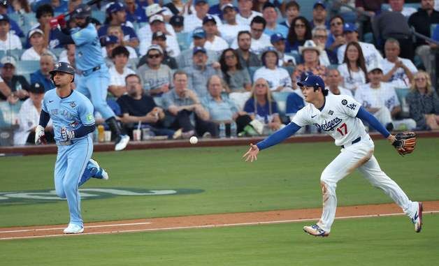 안드레스 히메네스를 투수 앞 땅볼로 처리하는 오타니 쇼헤이