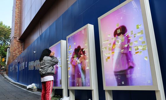 이태원 골목에서 눈물 짓는 추모객