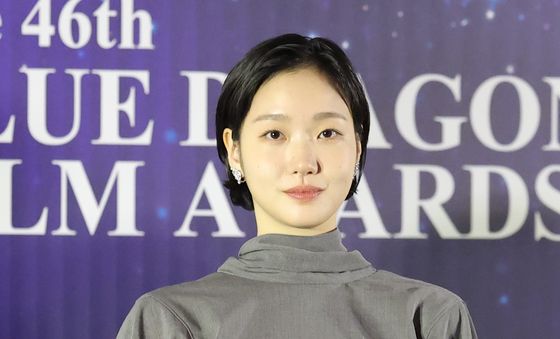 포즈 취하는 김고은