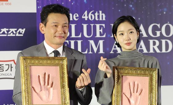 포즈 취하는 황정민과 김고은