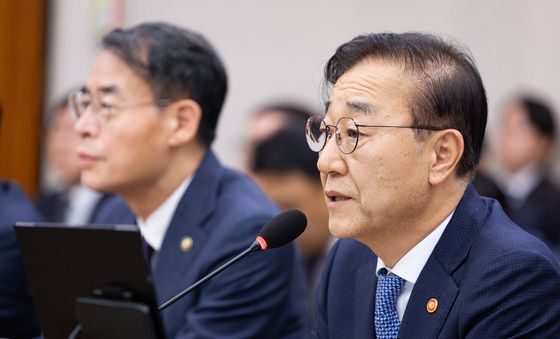 [국감]이상경 전 차관 사임 관련 답변하는 김윤덕 국토부 장관