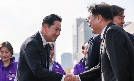 우원식 국회의장과 악수하는 장동혁