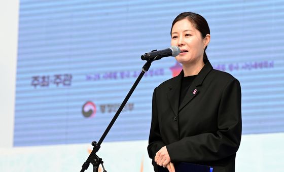 추모글 낭독하는 배우 문소리