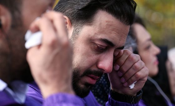 눈물 훔치는 이태원참사 외국인 유가족