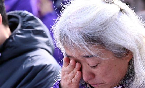 눈물 닦는 유가족