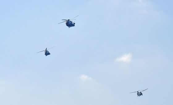 보문단지 상공에 나타난 마린 원 헬기