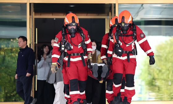 환자 이송하는 소방대원