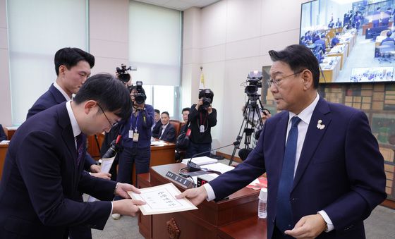 [국감]이배용·최응천 동행명령장 전달하는 김교흥